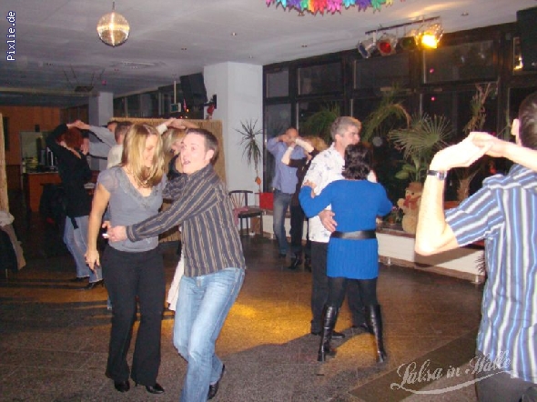 http://salsa-in-halle.de/pixlie/cache/vs_weihnachtsfeier07_wei_07121902.jpg